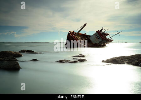 Angelboot/Fischerboot kenterte in Thailand. Stockfoto