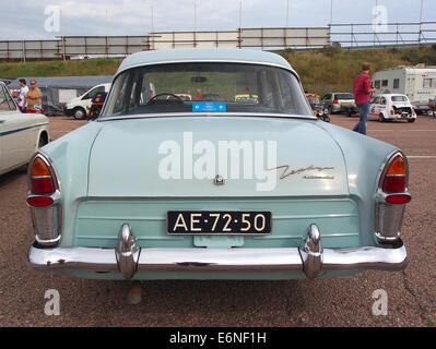 Der Ford Zephyr 1964 mit Lizenz AE-72-50 ist ein klassischer britischer Automobil, der für sein stilvolles Design und seine Leistung bekannt ist. Es war Teil der Ford Zephyr-Reihe, die in den 1960er Jahren für Familienautos und Executive-Fahrzeuge beliebt war. Stockfoto