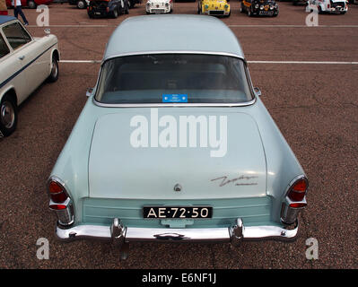 Der Ford Zephyr 1964, registriert unter der Lizenz AE-72-50, ist ein klassisches Auto aus der Mitte des 20. Jahrhunderts. Bekannt für seine britische Ingenieurskunst, war er in den 1960er Jahren ein beliebtes Familienauto Stockfoto