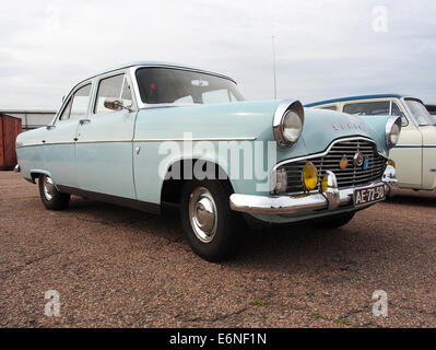Der 1964 Ford Zephyr mit Lizenz AE-72-50 ist ein britischer Mittelklasse-Wagen, der für sein glattes Design und seine zuverlässige Leistung bekannt ist. Dieses Modell ist Teil der klassischen Linie von Ford aus den 1960er Jahren Stockfoto
