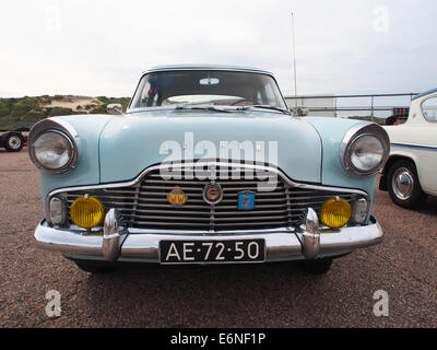 Der 1964er Ford Zephyr mit der Lizenz AE-72-50 ist ein britisches Oldtimer-Fahrzeug, das in den 1960er Jahren für sein stilvolles Design und seine Leistung bekannt ist Der Zephyr war in Großbritannien als Familienauto beliebt und wurde für seinen Komfort und seine Zuverlässigkeit geschätzt. Stockfoto