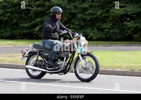 Triumph Bonneville 750 Motorrad unterwegs Fosse Way, Warwickshire, UK Stockfoto