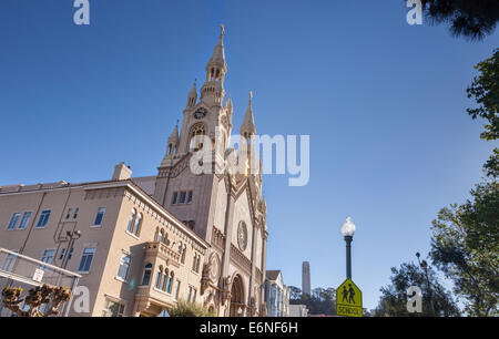 St. Peter und Paul Kirche, North Beach, San Francisco. Im Hintergrund ist der Coit Tower. Stockfoto