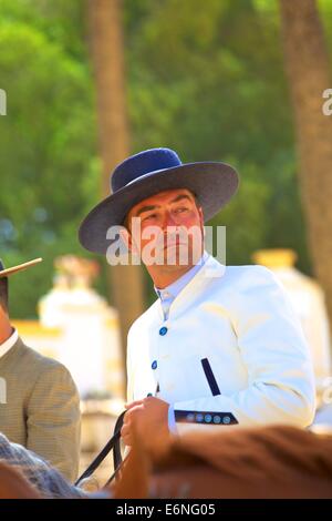 Mann In spanische Tracht, jährliche Pferdemesse, Jerez De La Frontera, Provinz Cadiz, Andalusien, Spanien Stockfoto