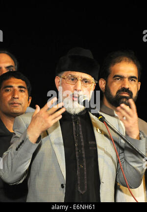 Islamabad, Pakistan. 27. August 2014. Religionsführer Tahir-Ul-Qadri spricht zu Unterstützern während einer Anti-Regierungs-Protest vor dem Parlamentsgebäude in Islamabad, der Hauptstadt von Pakistan, am 27. August 2014. © Ahmad Kamal/Xinhua/Alamy Live-Nachrichten Stockfoto