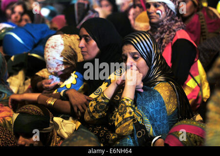 Islamabad, Pakistan. 27. August 2014. Anhänger der religiösen Führer Tahir-Ul-Qadri versammeln sich während einer Anti-Regierungs-Protest vor dem Parlamentsgebäude in Islamabad, der Hauptstadt von Pakistan, am 27. August 2014. © Ahmad Kamal/Xinhua/Alamy Live-Nachrichten Stockfoto