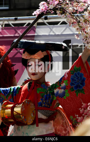 Japanischen Tänzer in einem seltsamen Kostüm Förderung eine Show auf dem jährlichen Festival Fringe in Edinburgh, Schottland. Stockfoto