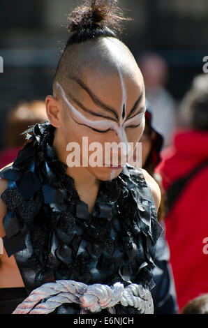 Japanischen Tänzer mit seltsamen Make-up Förderung eine Show auf dem jährlichen Festival Fringe in Edinburgh, Schottland. Stockfoto