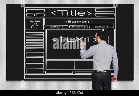 junge Unternehmer zeichnen Webseite auf Tafel Stockfoto