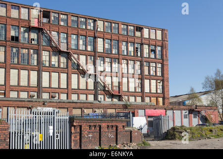 Die Westseite des Bolton Textile Baumwolle Mühlengebäude, gelegen zwischen Cawdor und Emlyn Straße in Farnworth, Lancashire. Stockfoto