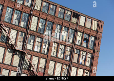 Die Westseite des Bolton Textile Baumwolle Mühlengebäude, gelegen zwischen Cawdor und Emlyn Straße in Farnworth, Lancashire. Stockfoto