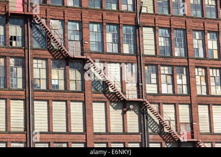 Die Westseite des Bolton Textile Baumwolle Mühlengebäude, gelegen zwischen Cawdor und Emlyn Straße in Farnworth, Lancashire. Stockfoto