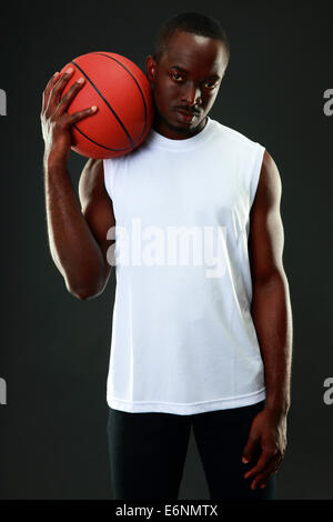 Porträt des afroamerikanischen Mann mit basketball Stockfoto