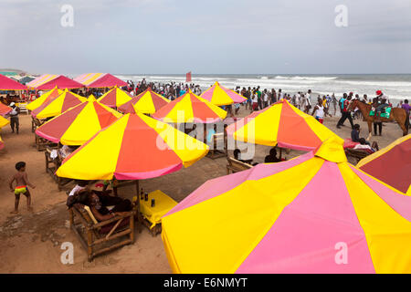 Sonnenschirme am Points Strand, Accra, Ghana, Afrika Stockfoto