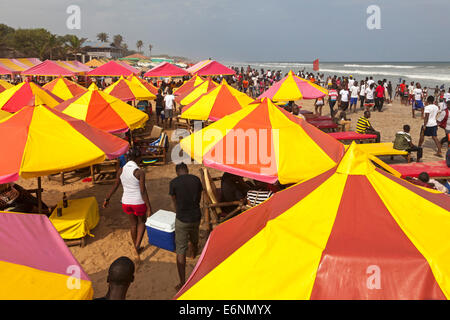 Sonnenschirme am Points Strand, Accra, Ghana, Afrika Stockfoto