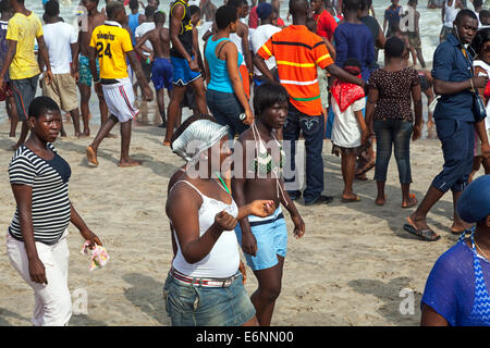 Menschen vor Ort auf Points Strand, Accra, Ghana, Afrika Stockfoto