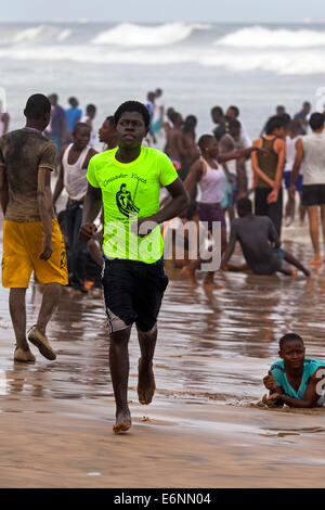 Menschen vor Ort in das Meer bei Points Strand, Accra, Ghana, Afrika Stockfoto