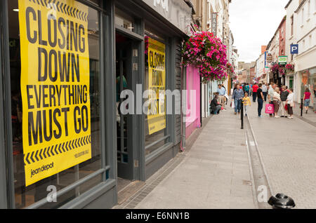 Schließung der Verkauf Zeichen in High Street Shop Windows Wexford Town Irland Stockfoto