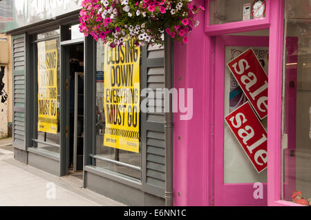 Schließung der Verkauf Zeichen in High Street Shop Windows Wexford Town Irland Stockfoto