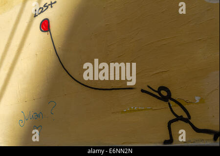 Zeichnung von einem Stick Mann versucht, einen roten Ballon verloren zu fangen. Stockfoto