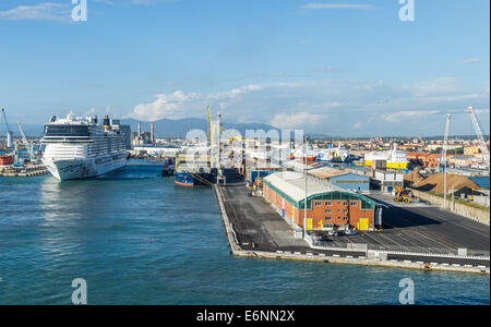 Die Norwegian Epic Kreuzfahrtschiff bereitet sich Livorno Hafen in Italien zu verlassen. Stockfoto