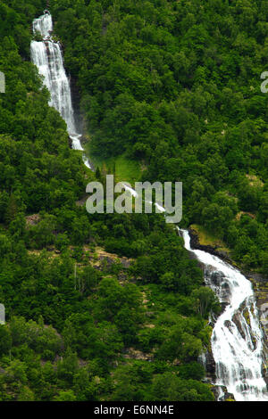 Wasserfälle nördlichen norwegischen Fjorden. Stockfoto