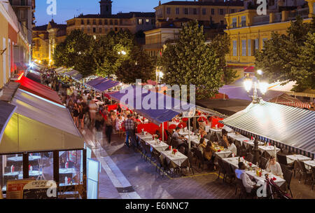 Diners in Restaurants in der Altstadt, Nice, Provence, Frankreich, Europa bei Nacht Stockfoto