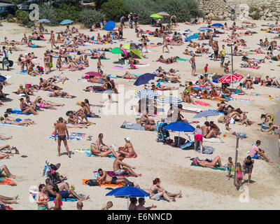 Masse der Leute beim Sonnenbaden am Strand in Antibes, Côte d'Azur, Provence, Côte d'Azur, Südfrankreich im Sommer Stockfoto