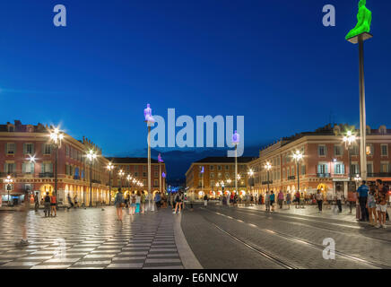 Place Massena Platz in der Altstadt von Nizza, Provence, Frankreich - mit Skulptur Spalten Stockfoto