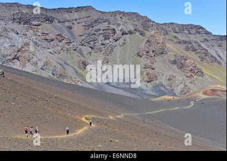 Gruppe von Wanderern zu Fuß auf den Haleakala Krater, Haleakalā-Nationalpark, Insel Maui, Hawaii Inseln, USA Stockfoto