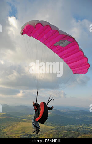 Mann Gleitschirmfliegen, Nahaufnahme Stockfoto
