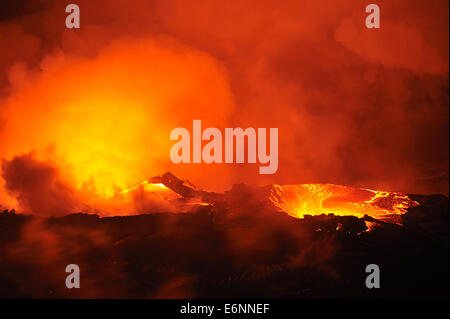 Fluss der geschmolzene Lava fließt zu den Meer, Kilauea-Vulkan, Big Island, Hawaii Inseln, Volcanoes National Park, USA Stockfoto