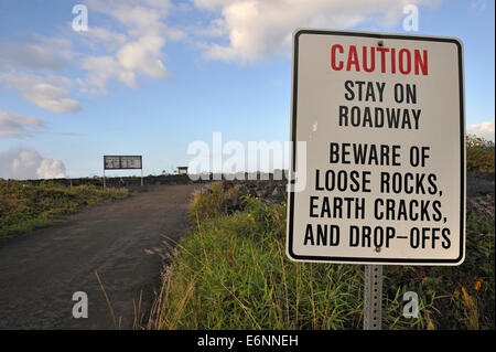 Warnzeichen auf der Straße nach Lava Bereich, Kilauea-Vulkan, Big Island, Hawaii Volcanoes Nationalpark anzeigen Stockfoto