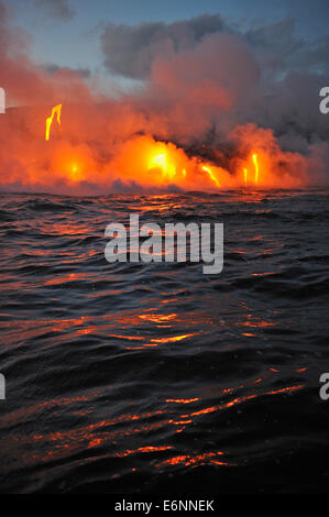 Dampf steigt aus Lava fließt ins Meer bei Sonnenuntergang, Kilauea-Vulkan, Big Island, Hawaii Volcanoes National Park, USA Stockfoto