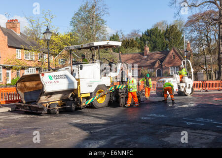 Straßenarbeiten. Die Beschäftigten im Straßenverkehr mit einem Straßenfertiger und Straßenwalze während resurfacing Baustellen, dem Ruddington, Nottinghamshire, England, Großbritannien Stockfoto