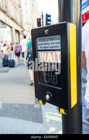 Warten Sie auf die Fußgängerzone Signal an einer Ampel in london Stockfoto