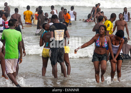 Menschen vor Ort in das Meer bei Points Strand, Accra, Ghana, Afrika Stockfoto