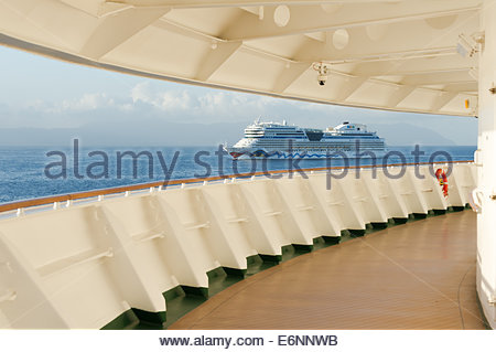 Kreuzfahrtschiff AIDABlu, Touristen auf die obere Kappe Stockfoto, Bild