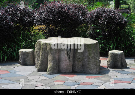 Holzbank und Tisch aus Baumstämmen Stockfoto