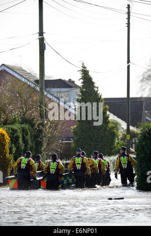 Überschwemmungen an der Somerset Ebene - eine Polizei suchen und Rettungs-Team auf den Weg in das Dorf Moorland Februar 2014 Stockfoto