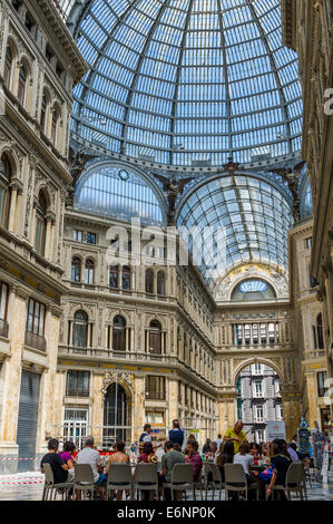 Das große Glasdach Arcade-Galleria Umberto i. im Zentrum von Neapel, Italien Stockfoto