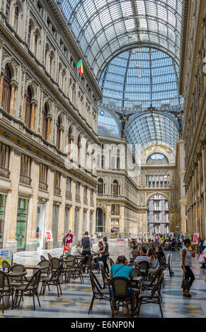 Das große Glasdach Arcade-Galleria Umberto i. im Zentrum von Neapel, Italien Stockfoto