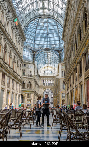 Das große Glasdach Arcade-Galleria Umberto i. im Zentrum von Neapel, Italien Stockfoto