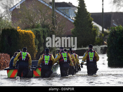 Überschwemmungen an der Somerset Ebene - eine Polizei suchen und Rettungs-Team auf den Weg in das Dorf Moorland Februar 2014 Stockfoto