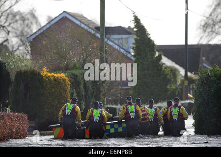 Überschwemmungen an der Somerset Ebene - eine Polizei suchen und Rettungs-Team auf den Weg in das Dorf Moorland Februar 2014 Stockfoto