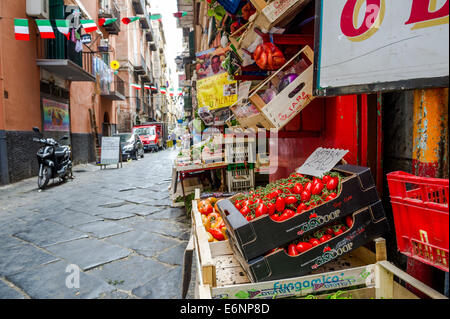 Tomaten und anderes Gemüse zu verkaufen in den Seitenstraßen von Neapel, Italien Stockfoto