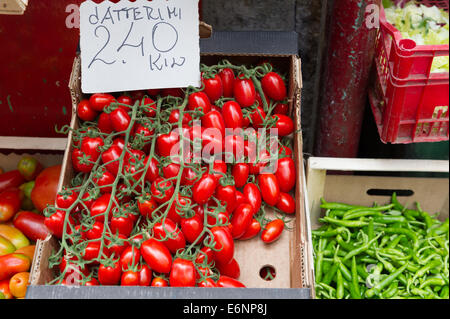 Tomaten und anderes Gemüse zu verkaufen in den Seitenstraßen von Neapel, Italien Stockfoto
