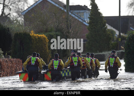 Überschwemmungen an der Somerset Ebene - eine Polizei suchen und Rettungs-Team auf den Weg in das Dorf Moorland Februar 2014 Stockfoto