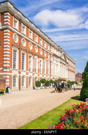 Shire Horses ziehen Touristen Wagen Hampton Court Palace vorderen London England UK GB EU Osteuropa Stockfoto