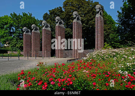 Das Löwentor, Eintritt in den Park Rose Height, Darmstadt, Hessen, Deutschland, The Lion Gate ist der Eingang zu der Rose-Höhe. Es wurde 1927 erbaut und besteht aus sechs gemauerten Pfeilern, entworfen von Albin Müller auf die sechs Löwen Skulpturen gebucht wurden erstellt Stockfoto